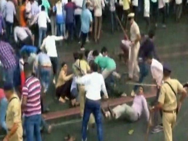 Video: सूरत में कपड़ा व्यापरियों पर लाठीचार्ज