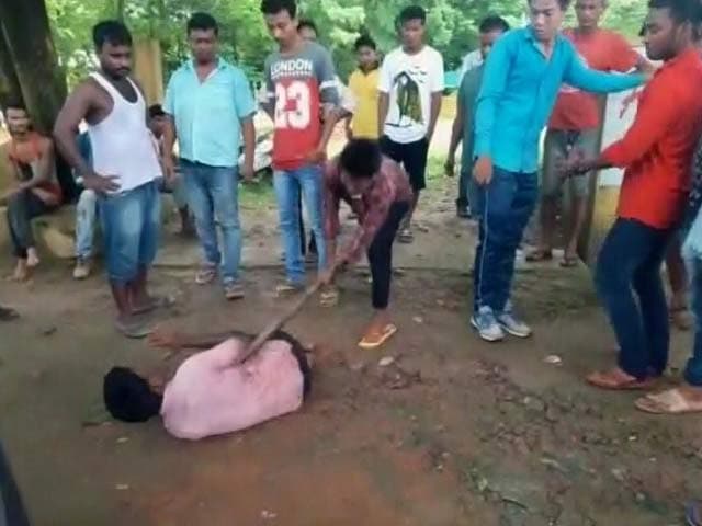 असम में गोरक्षकों का उत्पात, गाय ले जा रहे लोगों को जमकर पीटा