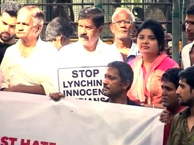 मुंबई : सामूहिक हिंसा के ख़िलाफ़ 24 संगठनों ने प्रदर्शन किया