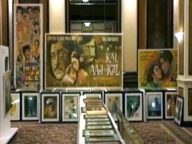 मुंबई में बॉलीवुड हस्तियों की पेंटिंग की नीलामी