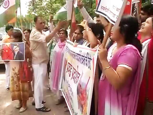 चीन के खिलाफ चीनी दूतावास के सामने प्रदर्शन