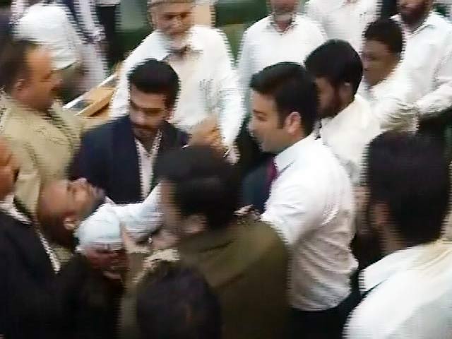 जीएसटी को लेकर जम्मू-कश्मीर विधानसभा में धक्का-मुक्की