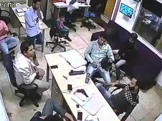 पिस्तौल दिखाकर दिल्ली में  10 लाख की फिरौती मांगने का CCTV फुटेज