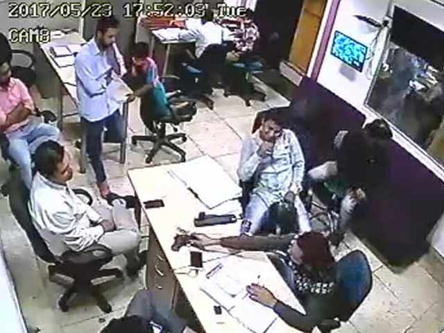 Videos : दिल्ली में रंगदारी की वारदात कैमरे में हुई कैद