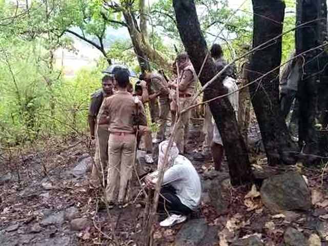 चित्रकूट के जंगल में डाकुओं ने तीन बंधकों को जिंदा जलाया