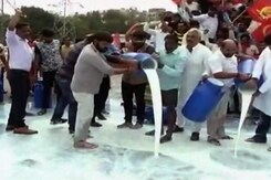 गुजरात : कर्ज माफी को लेकर किसानों का प्रदर्शन गुजरात : कर्ज माफी को लेकर किसानों का प्रदर्शन