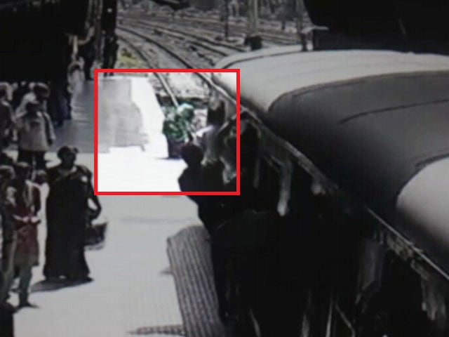 Video : ट्रेन के आगे कूदी महिला, गाड़ी गुजरी, खरोंच भी न आई