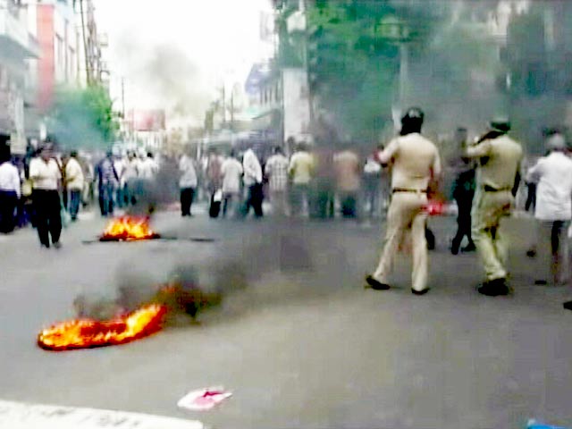 पश्चिम बंगाल : बशीरहाट में फिर तनाव, पुलिस ने भीड़ को काबू में करने के लिए आंसू गैस के गोले दागे