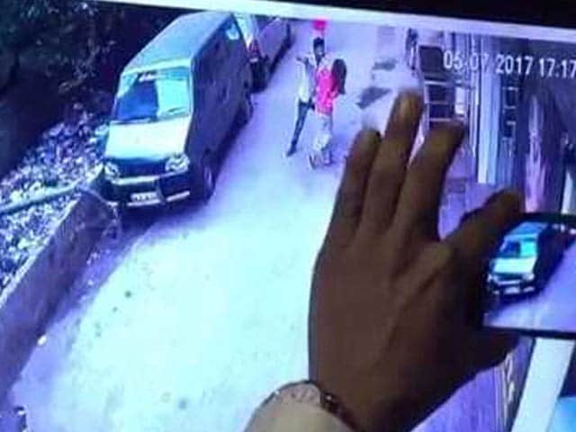 Video : Killer Filmed On CCTV Stabbing Delhi Woman Arrested In Mumbai