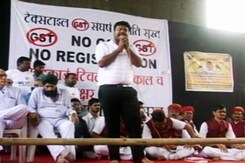 जीएसटी के विरोध में सूरत का कपड़ा बाज़ार दो हफ़्ते से बंद जीएसटी के विरोध में सूरत का कपड़ा बाज़ार दो हफ़्ते से बंद