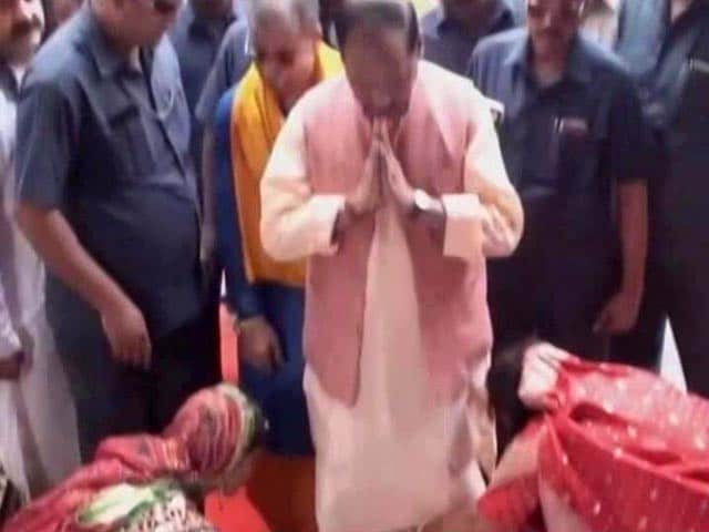 Video : Jharkhand Chief Minister 'Lets' Women Wash His Feet, Activists Hang Him Out To Dry