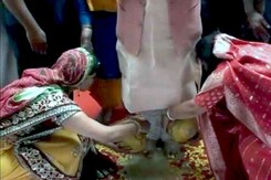 झारखंड के मुख्यमंत्री के पांव धोती नज़र आईं महिलाएं, वीडियो हुआ वायरल झारखंड के मुख्यमंत्री के पांव धोती नज़र आईं महिलाएं, वीडियो हुआ वायरल