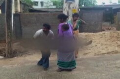 Refused A Hearse Van, Family Carries Body In Bedsheet, 2 Doctors Suspended Refused A Hearse Van, Family Carries Body In Bedsheet, 2 Doctors Suspended