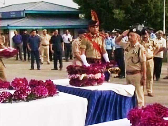 आतंकी हमले में मारे गए श्रद्धालुओं को श्रद्धांजलि आतंकी हमले में मारे गए श्रद्धालुओं को श्रद्धांजलि