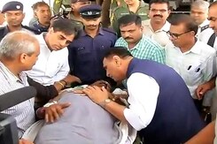 आतंकी हमला : अनंतनाग से श्रद्धालुओं को लेकर श्रीनगर से सूरत पहुंचा विमान आतंकी हमला : अनंतनाग से श्रद्धालुओं को लेकर श्रीनगर से सूरत पहुंचा विमान