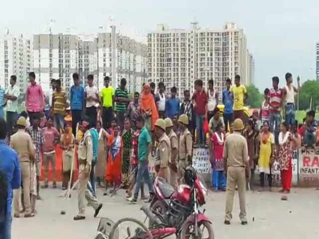 Video : Hundreds Attack Noida Housing Society Alleging Domestic Help Held Captive