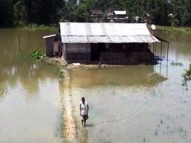 Video : मुख्यमंत्री सर्वानंद सोनोवाल ने किया असम के बाढ़ग्रस्त इलाके का दौरा