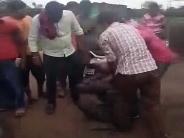 Videos : नागपुर में गोमांस ले जाने के शक में युवक की पिटाई