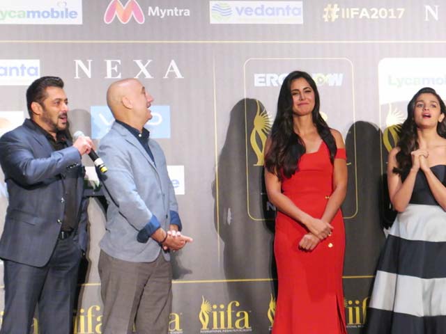 18th IIFA Awards 2017: Salman Sings For Katrina. She Blushes