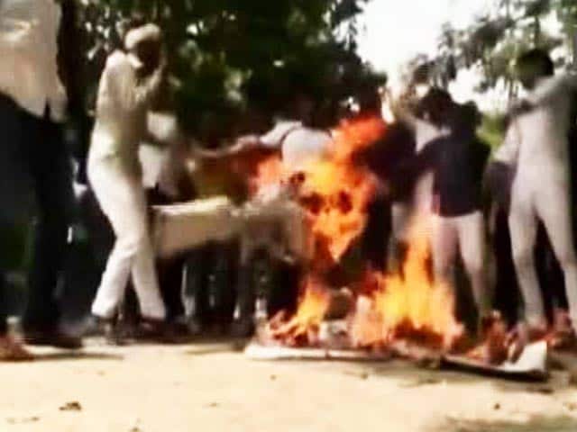Video : मुख्यमंत्री योगी का पुतला जलाना धर्म विरोधी : इलाहाबाद यूनिवर्सिटी