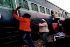 फर्रुखाबाद में चलती ट्रेन में मुस्लिम परिवार से मारपीट फर्रुखाबाद में चलती ट्रेन में मुस्लिम परिवार से मारपीट