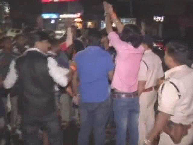 मध्‍य प्रदेश : बजरंग दल कार्यकर्ताओं ने थाने पर हमला कर अपने नेता को छुड़ाया