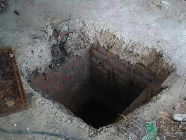 4 Die Of Suffocation While Cleaning Septic Tank In Delhi