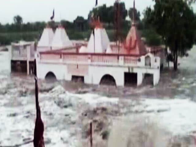 Video : गुजरात के कई इलाक़ों में भारी बारिश, 3 लोगों की मौत