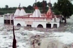 गुजरात के कई इलाक़ों में भारी बारिश, 3 लोगों की मौत गुजरात के कई इलाक़ों में भारी बारिश, 3 लोगों की मौत