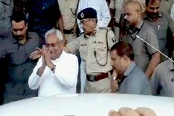 तेजस्वी को लेकर जल्द फैसला ले सकते हैं नीतीश कुमार तेजस्वी को लेकर जल्द फैसला ले सकते हैं नीतीश कुमार