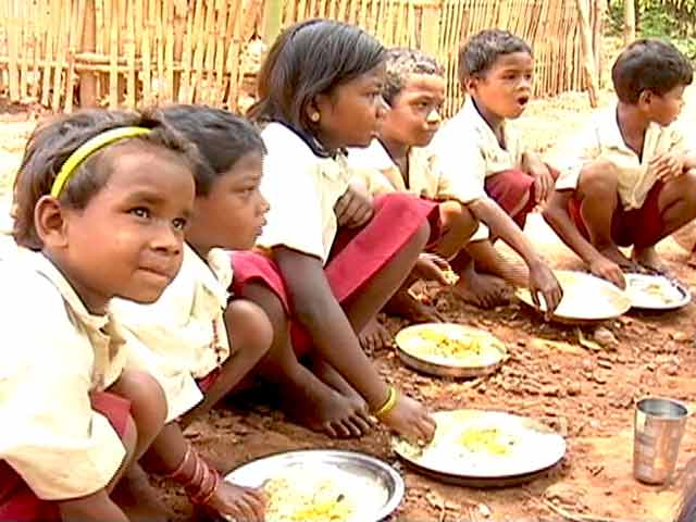 गिलहरी खाने वाली पिंकी अब खा रही है मिड डे मील