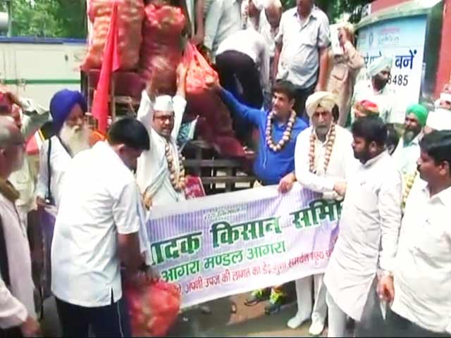 दिल्ली के जंतर-मंतर पर यूपी के किसानों का प्रदर्शन, 10 ट्रक आलू के साथ पहुंचे