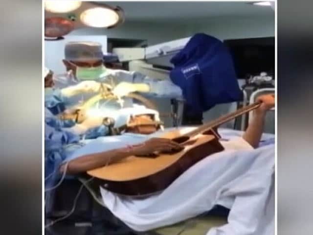 Video : दिमाग के ऑपरेशन के दौरान गिटार बजाता रहा मरीज