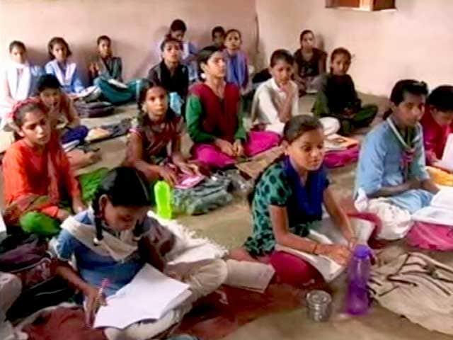 Videos : मध्य प्रदेश : बदहाल शिक्षा व्यवस्था, जर्जर स्कूलों में पढ़ रहे हैं बच्चे
