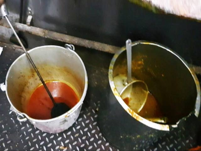 CAG रिपोर्ट में खुलासा : इंसानों के खाने लायक नहीं होता रेलवे का खाना