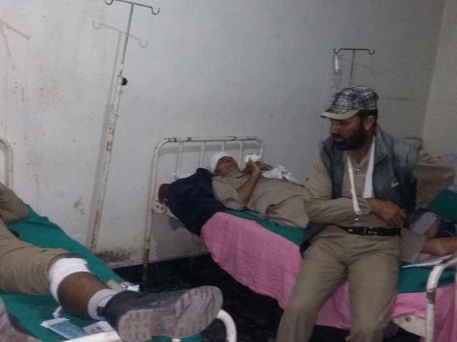 Video : 8 Policemen Injured In Scuffle With Armymen In Kashmir's Ganderbal