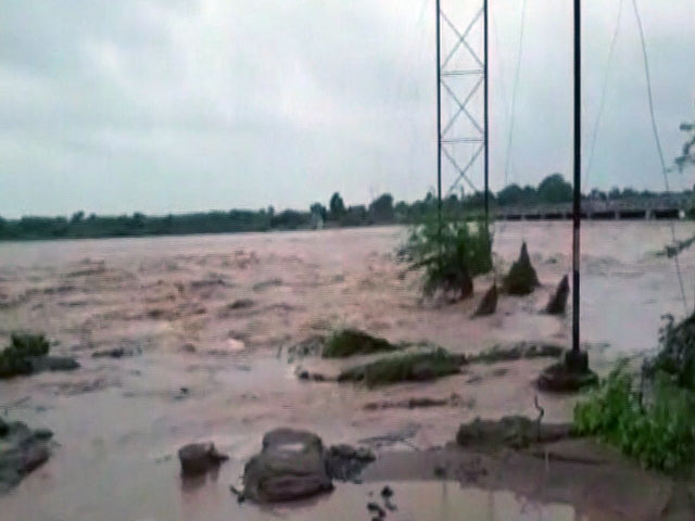 गुजरात के सुरेंद्र नगर में भारी बारिश से जनजीवन ठप