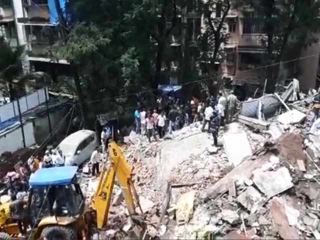 मुम्बई के घाटकोपर पश्चिम में दामोदर पार्क के पास इमारत गिरी...