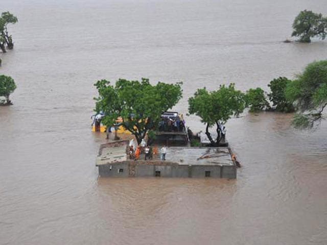 Videos : बड़ी ख़बर: गुजरात में बाढ़ की वजह से 70 से अधिक लोगों की मौत