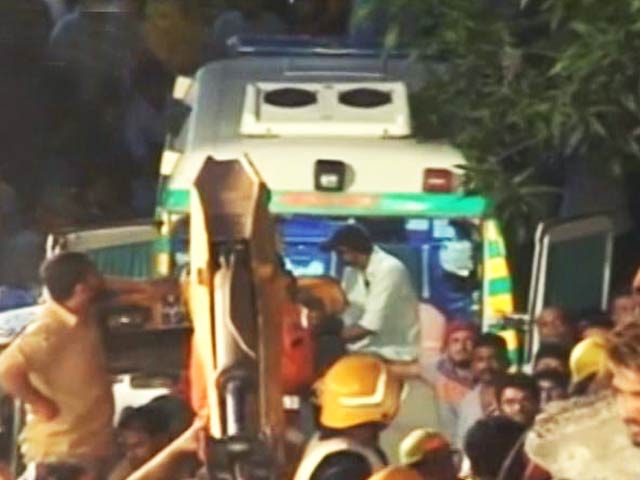 घाटकोपर इमारत हादसा : 9 घंटे बाद मलबे से जिंदा निकले दो लोग