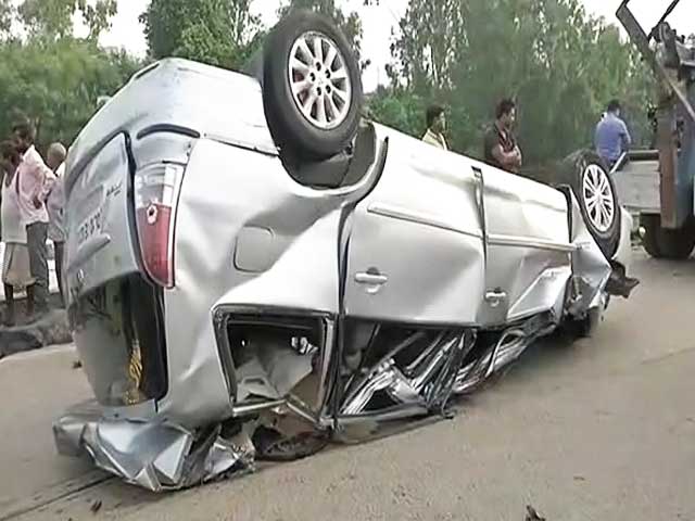 एन एच 24 पर भीषण सड़क हादसा, 5 की मौत एन एच 24 पर भीषण सड़क हादसा, 5 की मौत