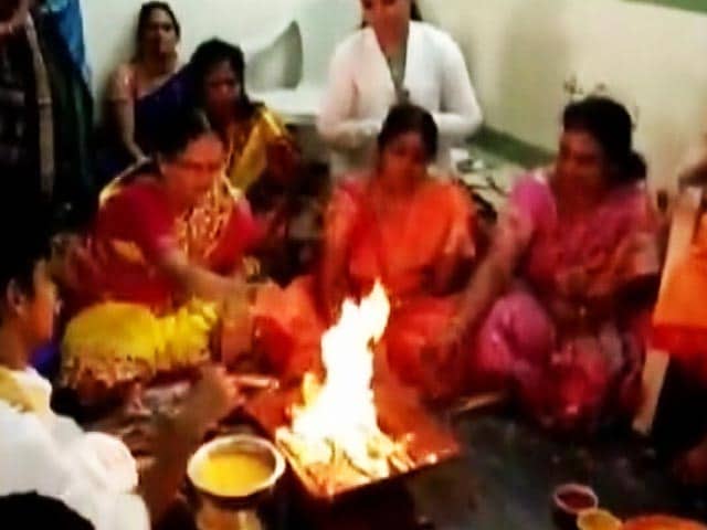 Video : Prayers, <i>Havan</i> By Doctors At Hyderabad Hospital Hit By Baby Deaths