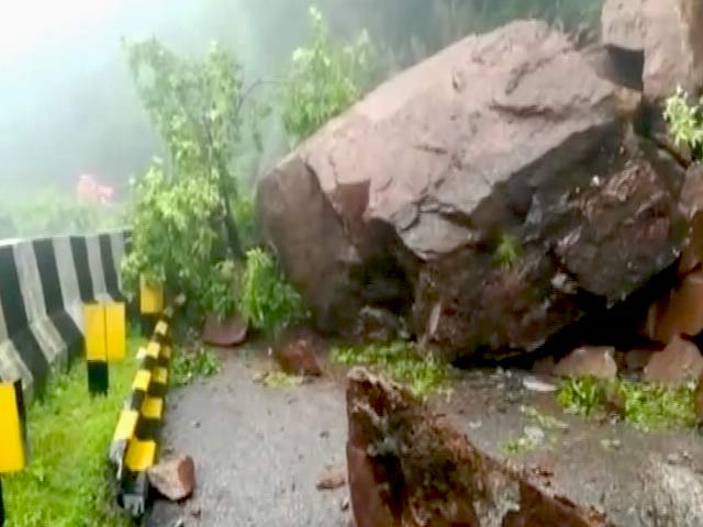 माउंट आबू में फंसे 2000 सैलानी