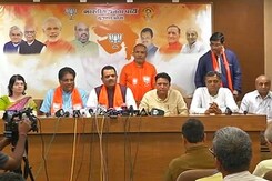 गुजरात के तीन कांग्रेसी विधायकों ने थामा बीजेपी का हाथ गुजरात के तीन कांग्रेसी विधायकों ने थामा बीजेपी का हाथ