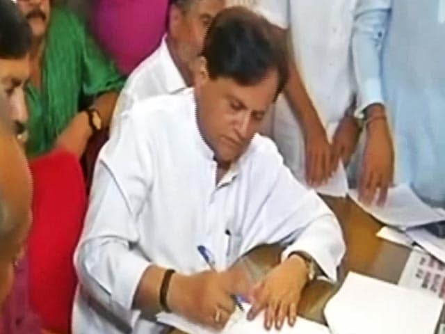 Videos : नेशनल रिपोर्टर : गुजरात कांग्रेस में मची हलचल, पार्टी छोड़ रहे हैं विधायक