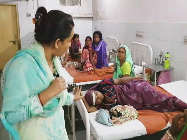 जयपुर : डॉक्टरों की बड़ी लापरवाही, महिला ने अस्पताल के बाहर बच्चे को जन्म दिया