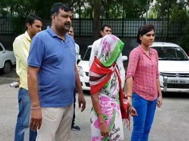 दिल्ली में शातिर महिला तस्कर गिरफ्तार, हथियारों की बड़ी खेप बरामद