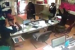 Burqa-Clad Hizbul Terrorists Rob Bank In Jammu And Kashmir, Escape With 5 Lakhs Burqa-Clad Hizbul Terrorists Rob Bank In Jammu And Kashmir, Escape With 5 Lakhs