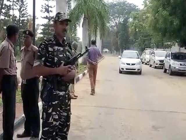 कांग्रेसी MLA जिस रिसॉर्ट में ठहरे हैं वहां पहुंची आयकर की टीम