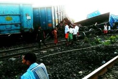 गया-मुगलसराय रूट पर मालगाड़ी के 20 डिब्बे पटरी से उतरे गया-मुगलसराय रूट पर मालगाड़ी के 20 डिब्बे पटरी से उतरे